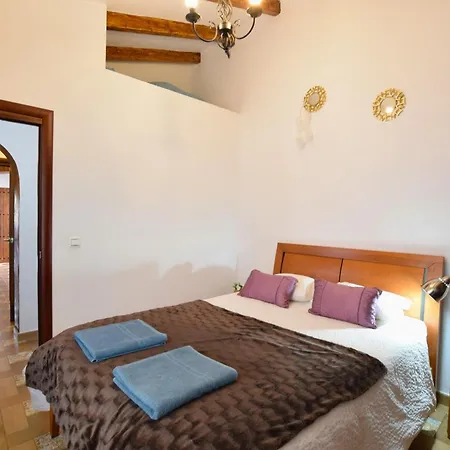 Charming With Private Pool Near *