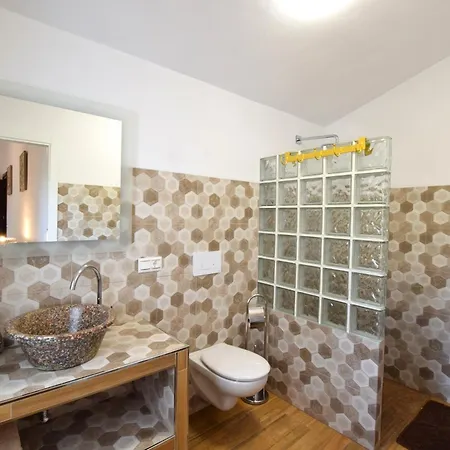 Charming With Private Pool Near Willa